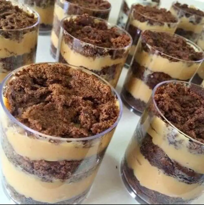 Copinhos de bolo de chocolate com creme