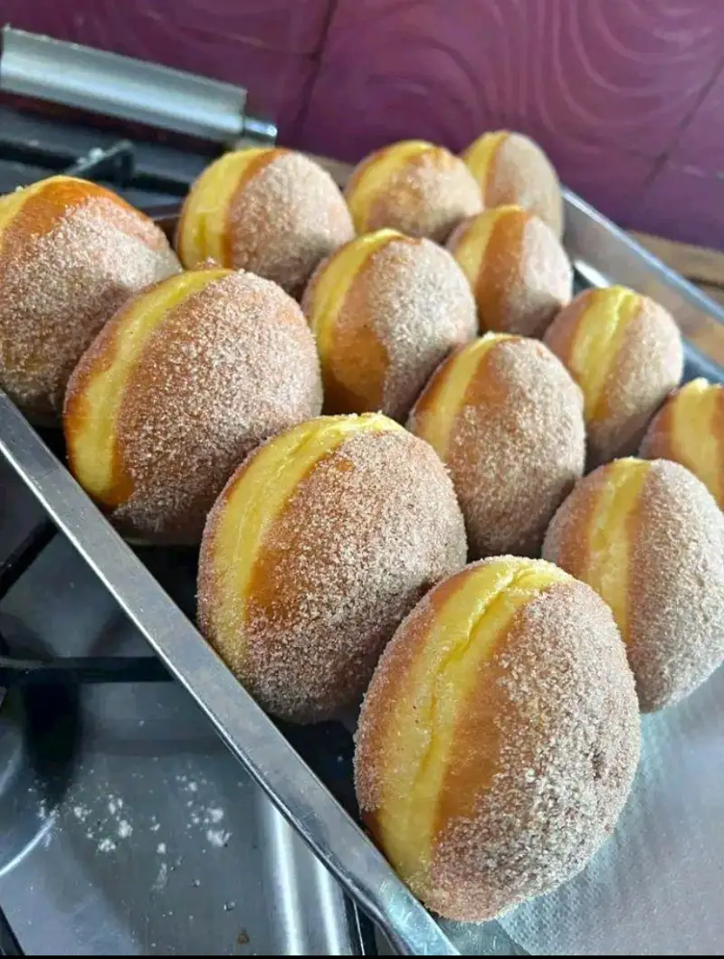 Bolinhos fofos com açúcar e canela